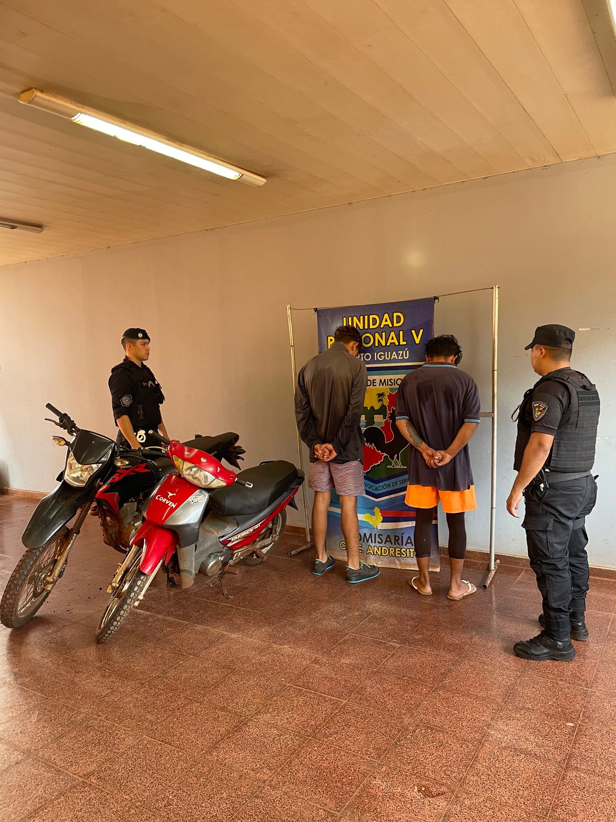 Delincuentes de Iguazú robaron dos motos en Paraje Caburei y fueron detenidos