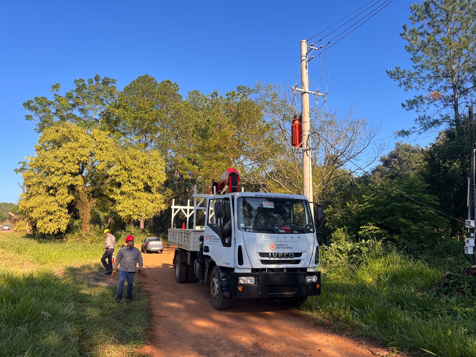 Mejoran servicio eléctrico y alumbrado en Santo Pipó y Jardín América