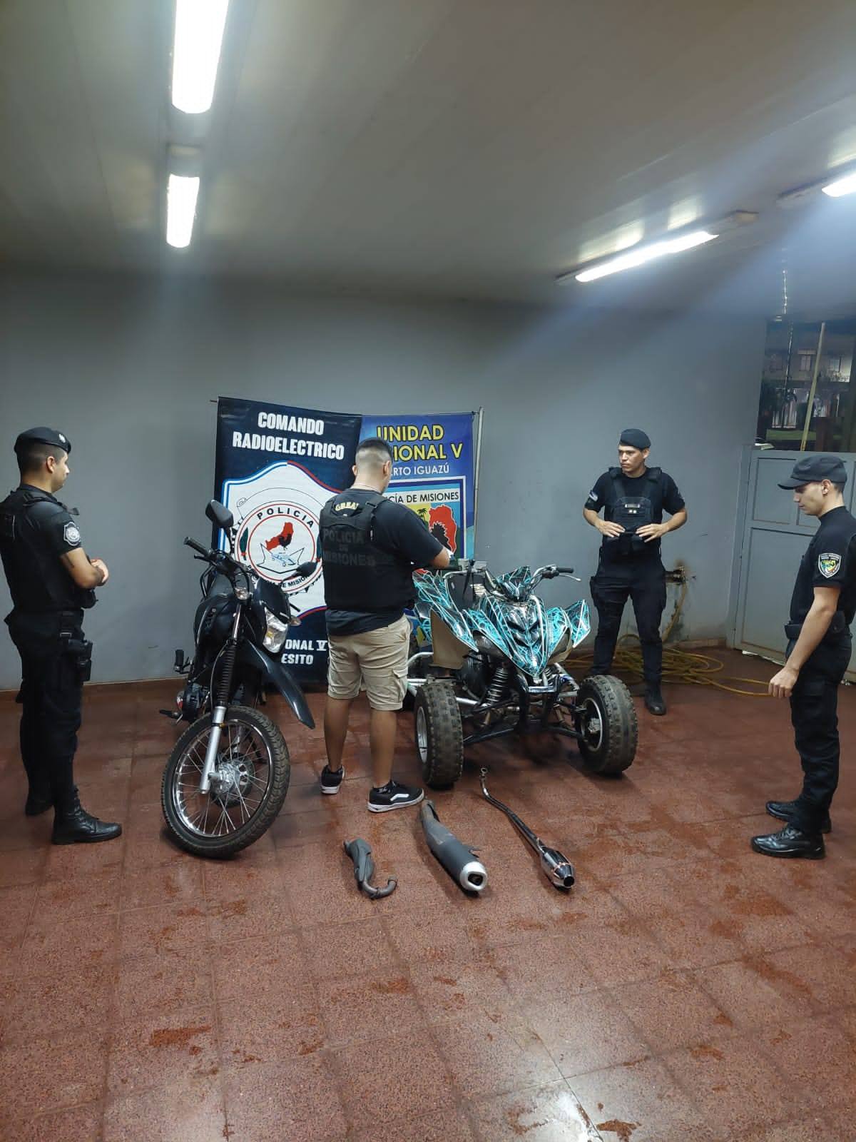 Tras publicar videos realizando maniobras peligrosas, allanaron la vivienda y le secuestraron los vehículos