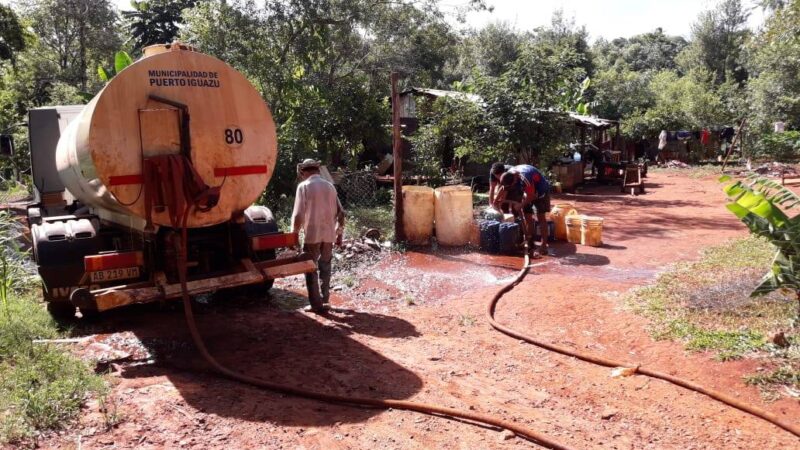 Una obra inconclusa y la falta de asistencia del municipio mantiene a todo un barrio sin agua hace más de 15 días