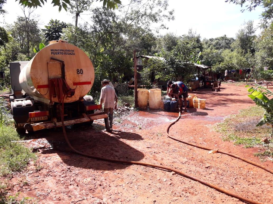 Una obra inconclusa y la falta de asistencia del municipio mantiene a todo un barrio sin agua hace más de 15 días
