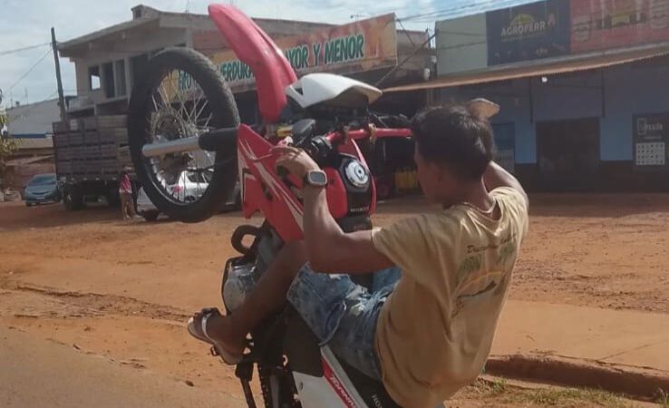 Realizaba maniobras peligrosas con una moto robada y lo posteaba en redes sociales: Fue detenido
