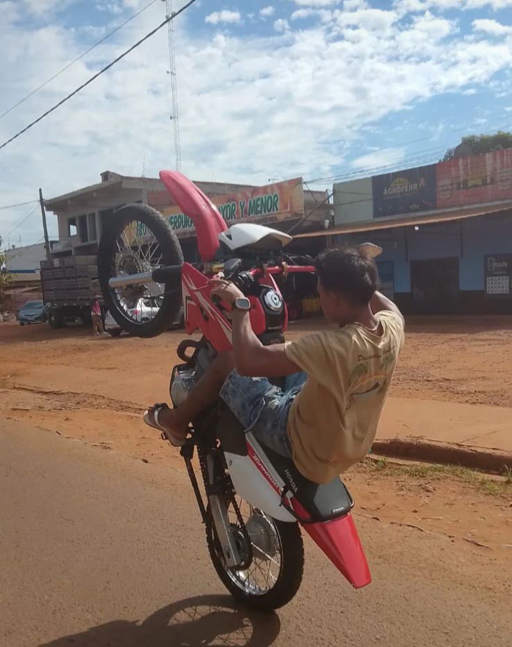 Realizaba maniobras peligrosas con una moto robada y lo posteaba en redes sociales: Fue detenido