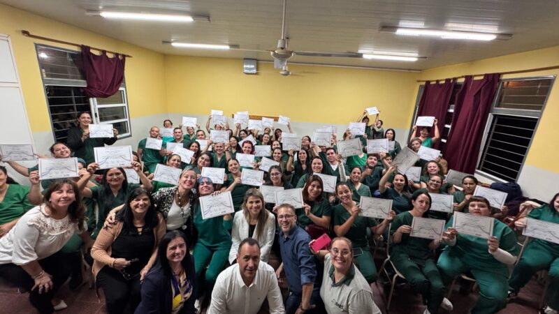 Iguazú: En un sencillo acto 65 técnicos en enfermería recibieron su titulo