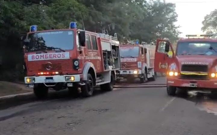 Bomberos trabajaron en un principio de incendio en el techo del restaurante de un hotel