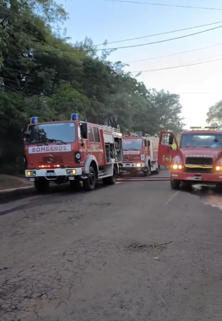 Bomberos trabajaron en un principio de incendio en el techo del restaurante de un hotel