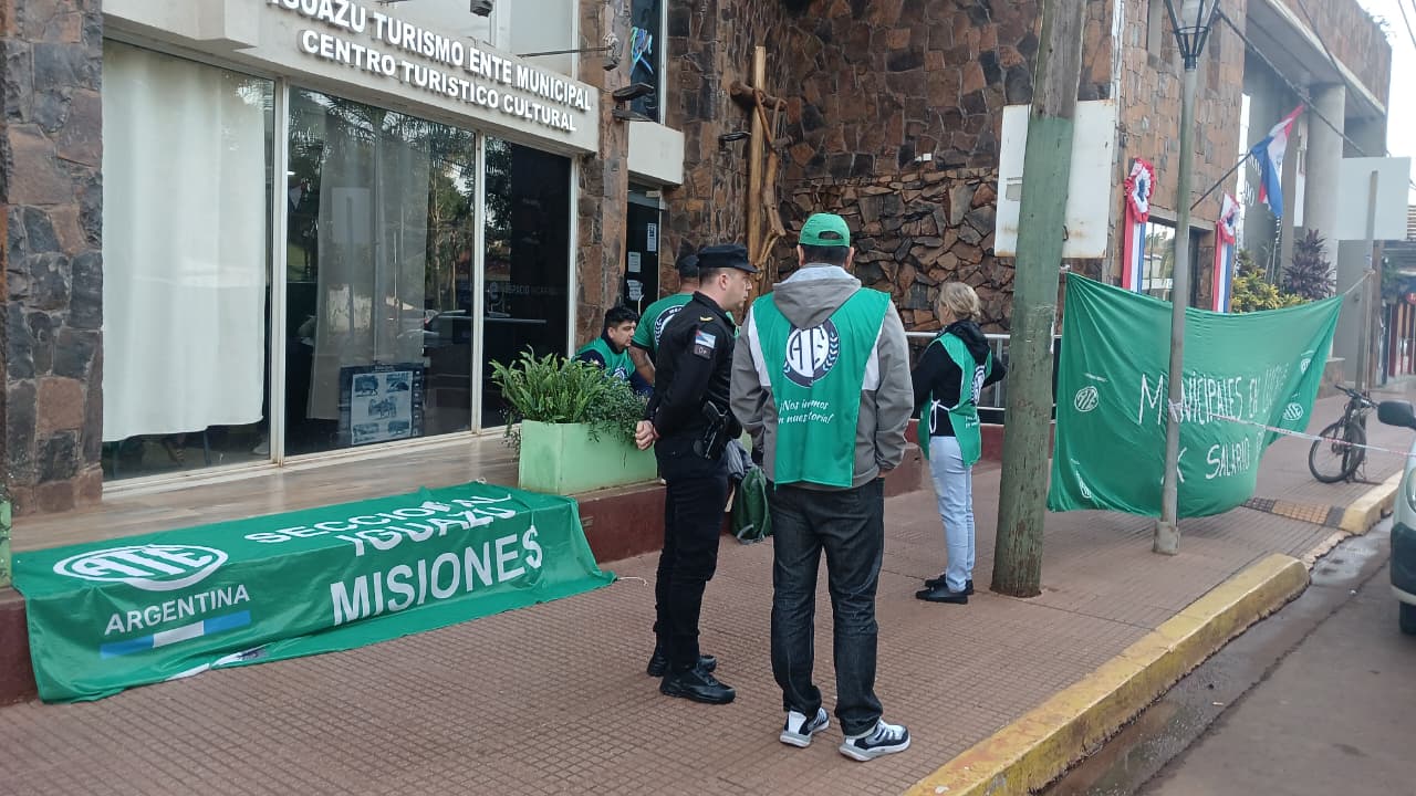 Puerto Iguazú: Empleados Municipales se manifestaron frente al Iturem para exigir mejoras salariales
