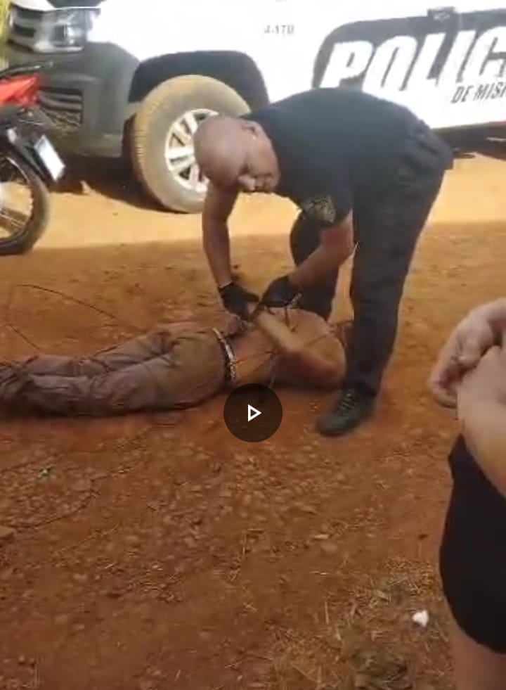 Intento robar un celular, después una moto, los vecinos lo ataron y llamaron a la policía