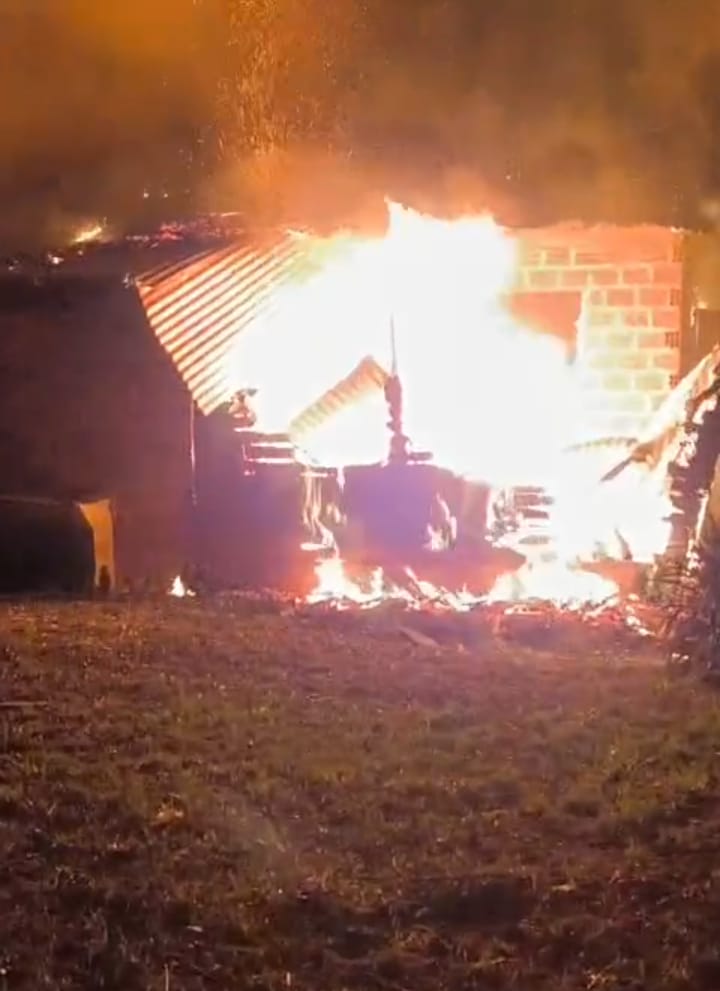 Incendio consumió una vivienda casi en su totalidad en el barrio Nuevo Iguazú