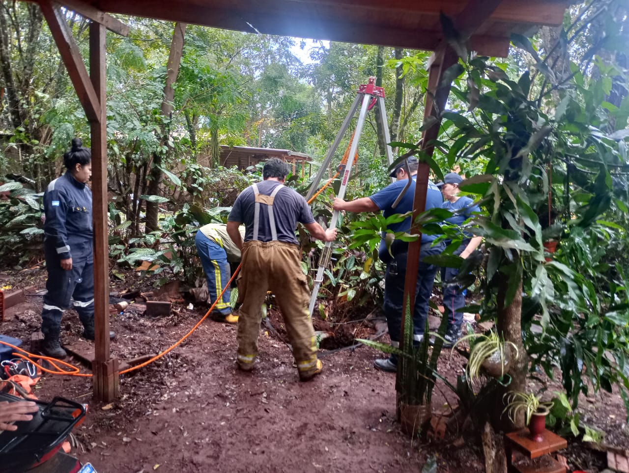 Los bomberos Voluntarios rescataron a Atenea que cayó en un pozo