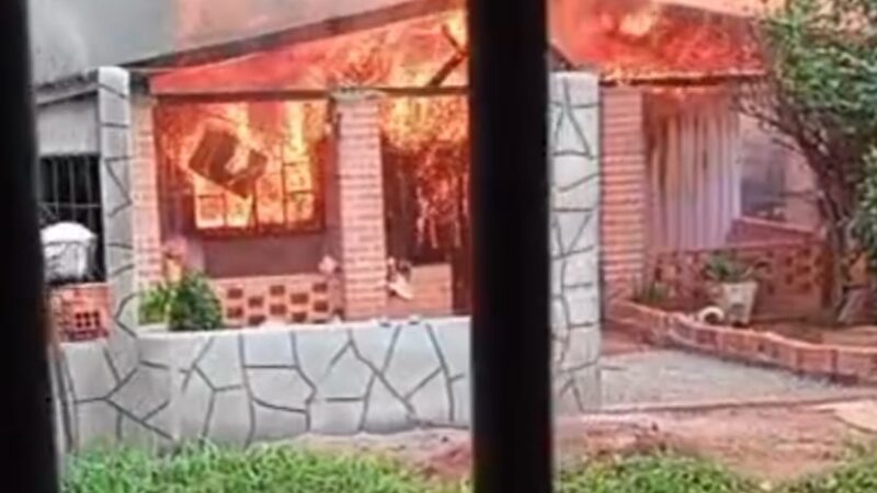 Iguazú: Una familia perdió todo en un voraz incendio en barrio 25 de Mayo