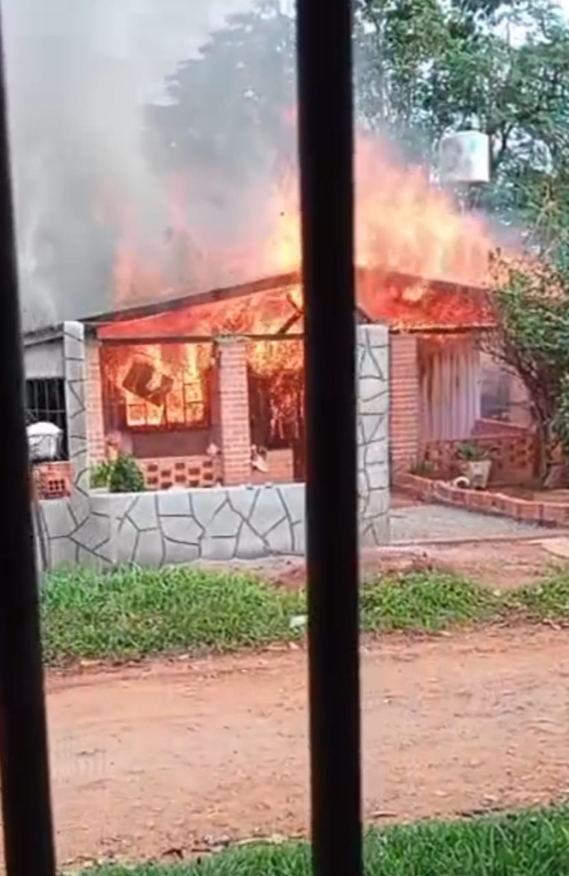 Iguazú: Una familia perdió todo en un voraz incendio en barrio 25 de Mayo