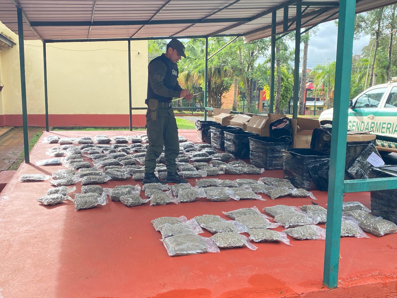 Gendarmería interceptó encomiendas con marihuana.