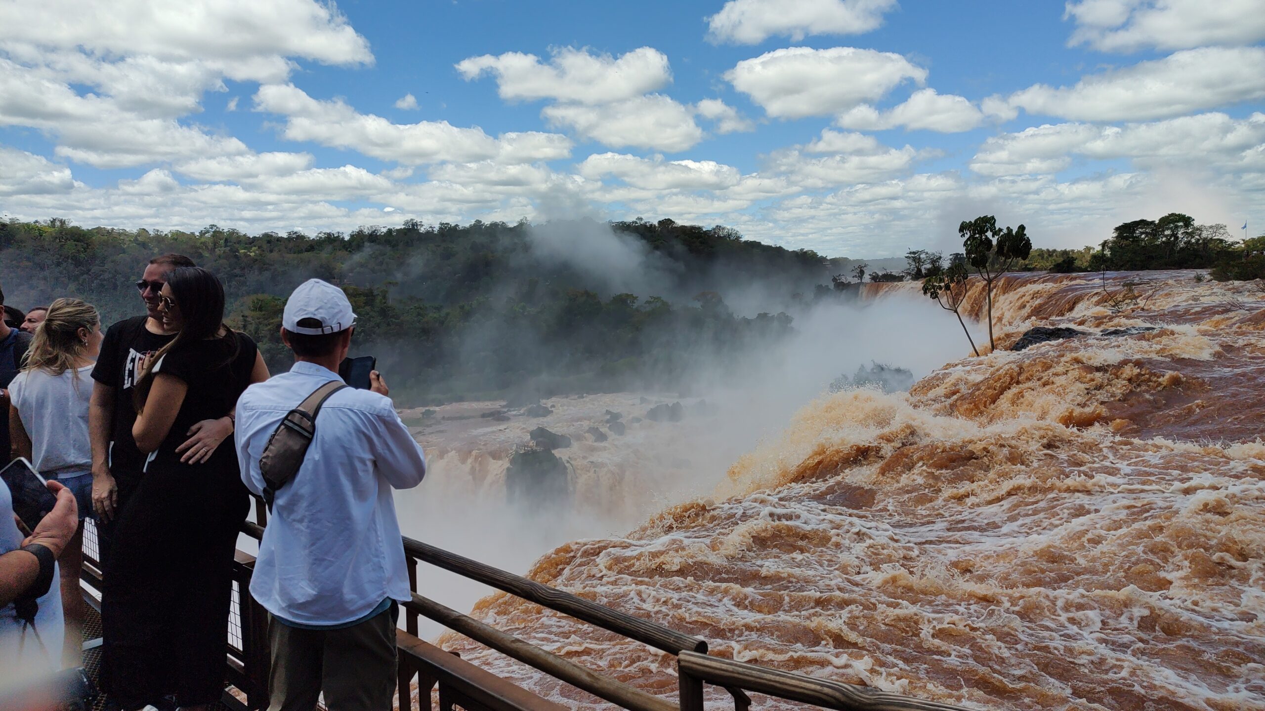 Cataratas se muestra con el triple de caudal normal de agua