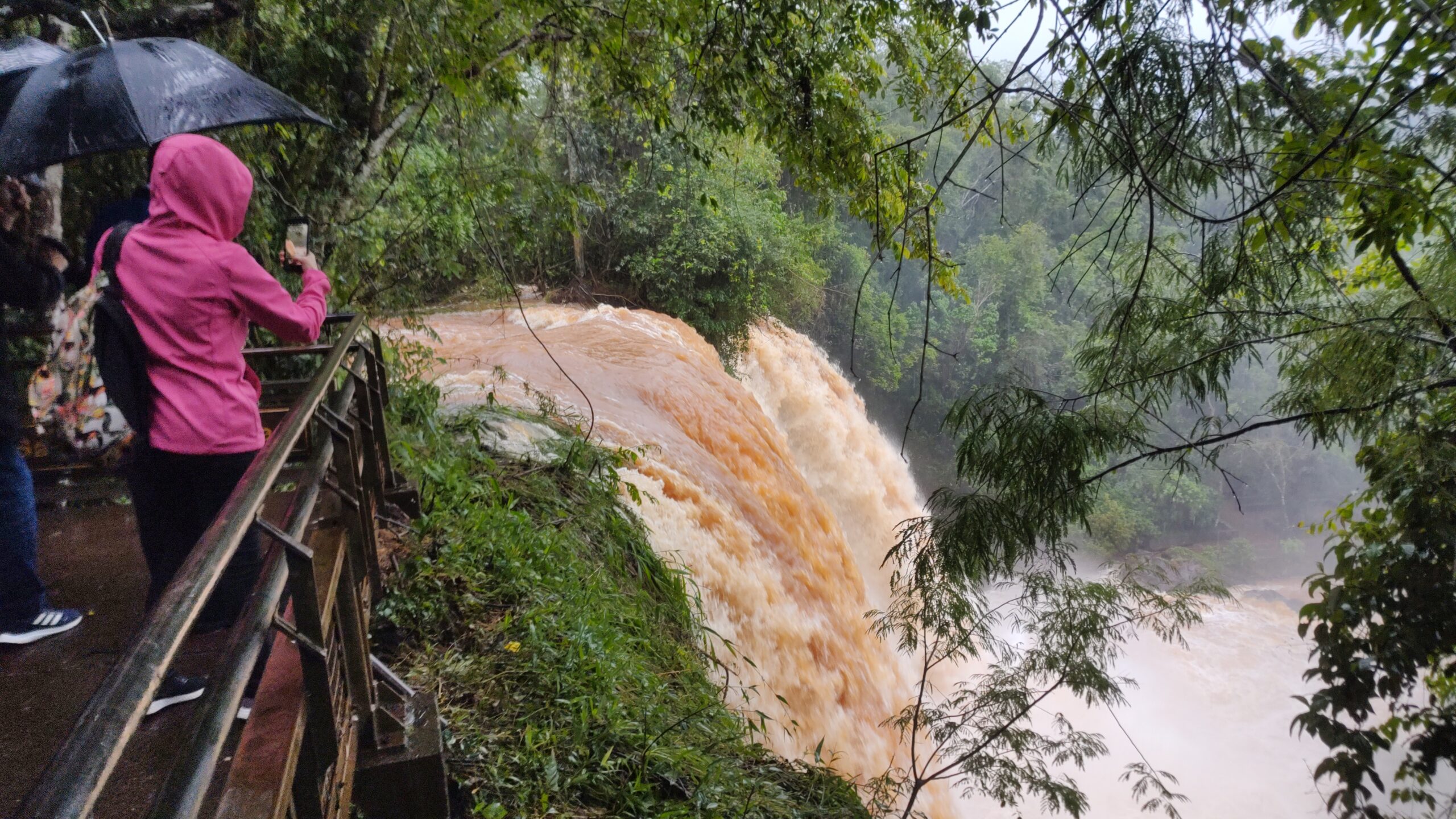 Turistas disfrutan de cataratas con un caudal de agua superior al habitual.