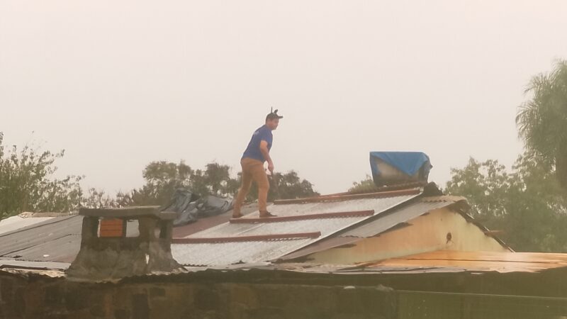 Tras el temporal vecinos reconstruyen los techos, la mayoría de los barrios continúan sin energía