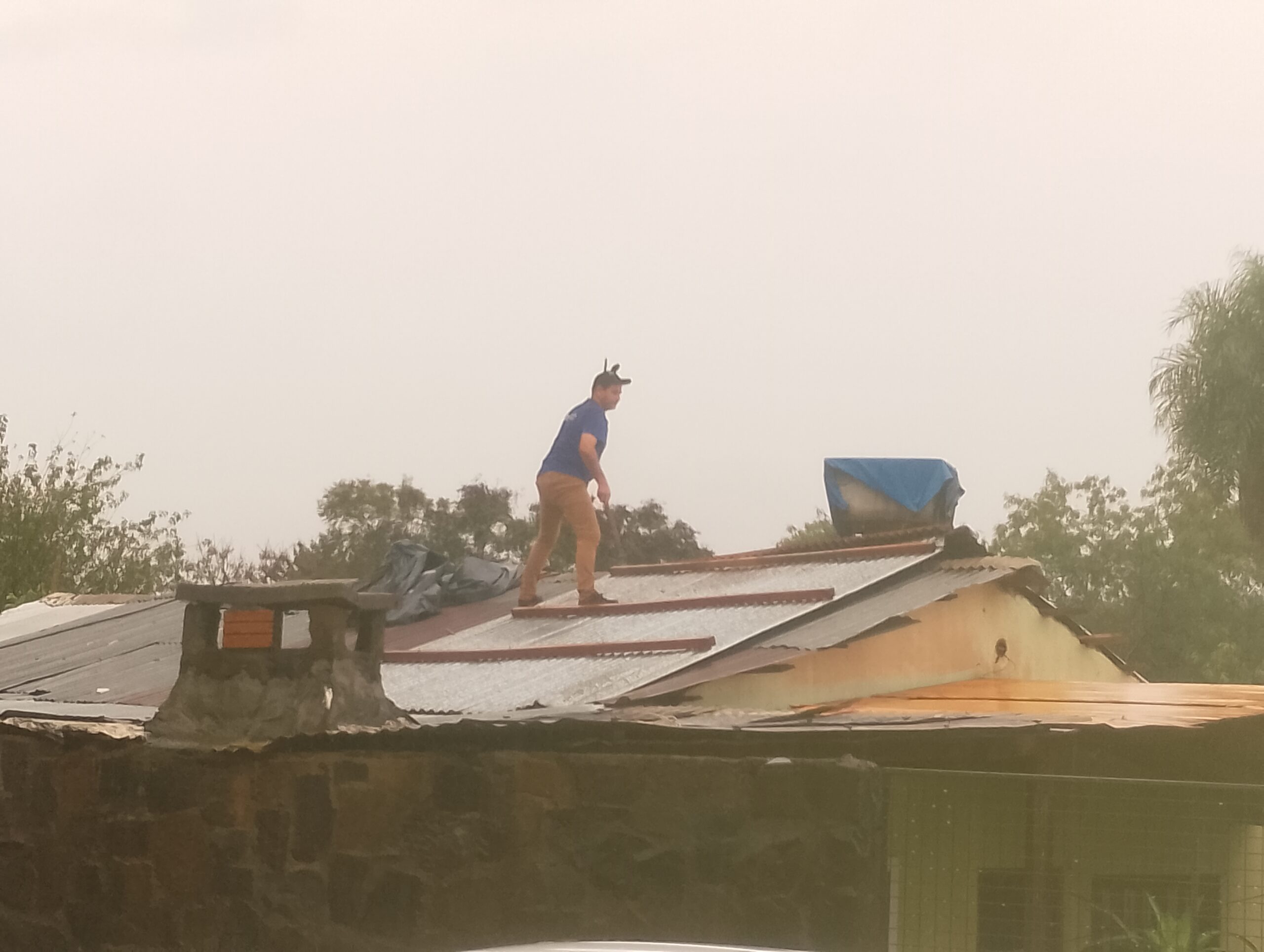 Tras el temporal vecinos reconstruyen los techos, la mayoría de los barrios continúan sin energía
