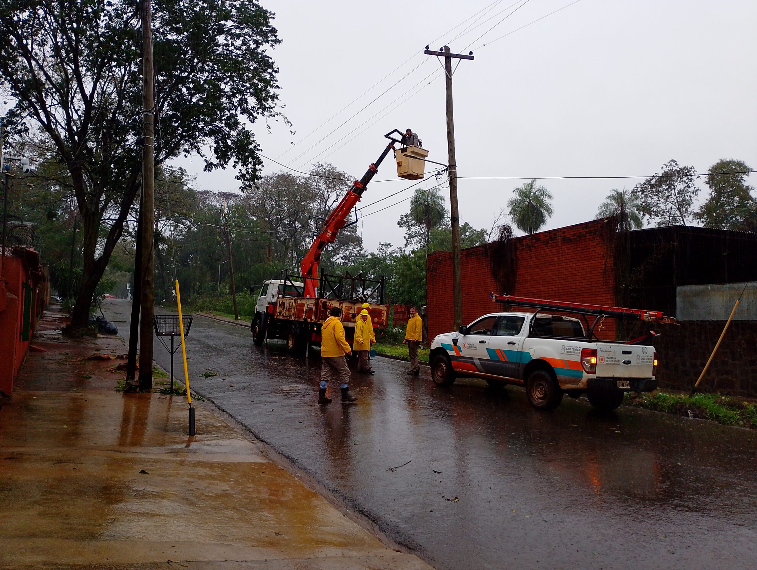 Energía de Misiones refuerza cuadrillas para atender los daños en Puerto Iguazú