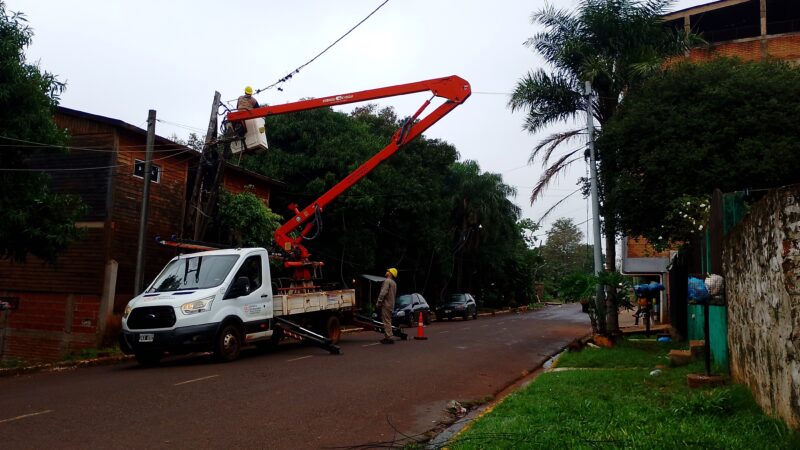 Iguazú: continúa la recuperación del servicio en baja tensión y conexiones domiciliarias