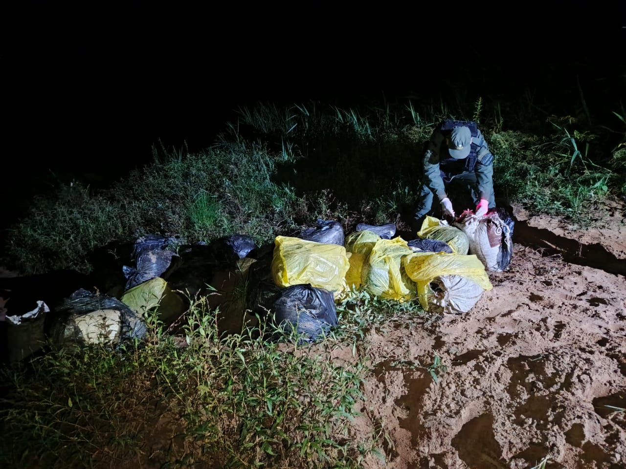 Puerto Esperanza: Gendarmería secuestró más de 900 kilos de marihuana.