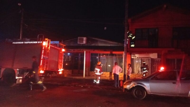 Bomberos Iguazú acudió a dos incendios que se registraron anoche casi en forma simultanea