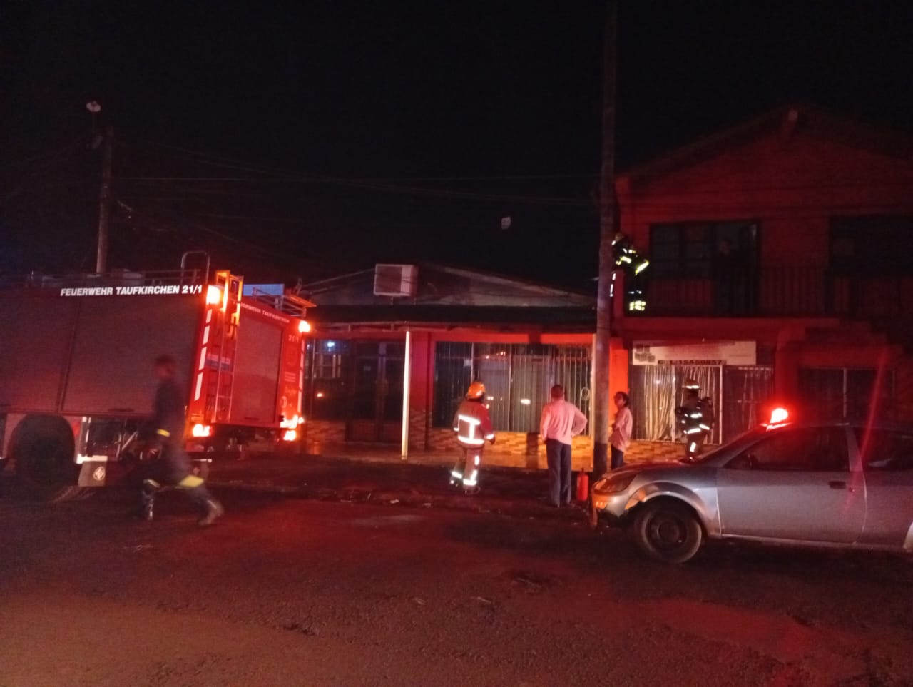 Bomberos Iguazú acudió a dos incendios que se registraron anoche casi en forma simultanea