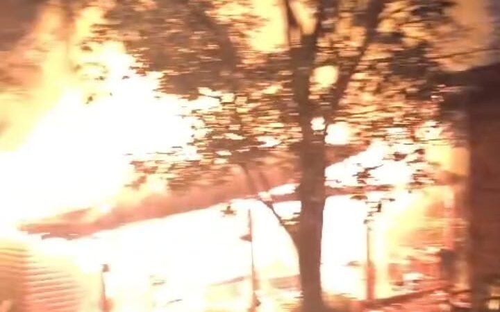 Había dejado una vela encendida y perdió su casa en un incendio
