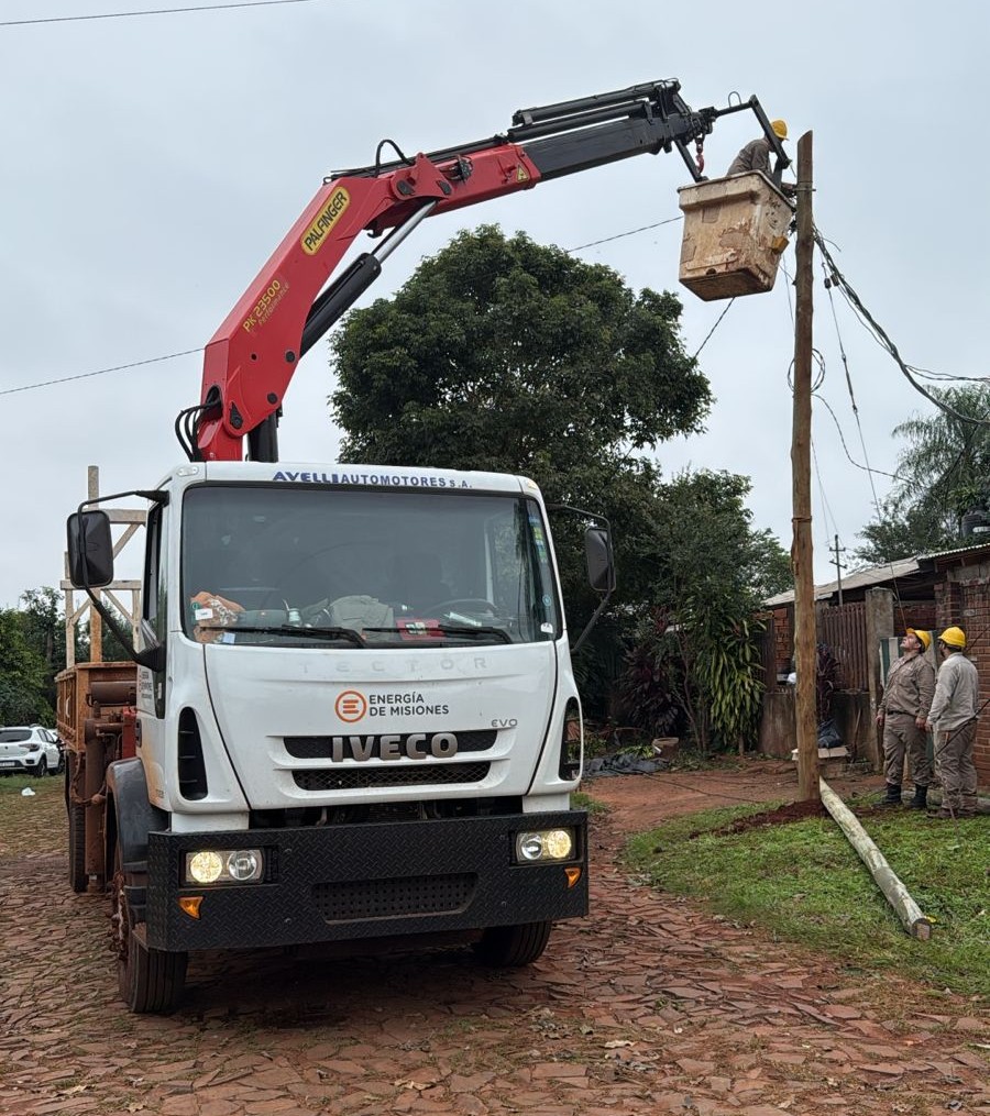 Iguazú: Tres cuadrillas de Energia de Misiones trabajan para recuperar el servicio en las 2000 hectáreas