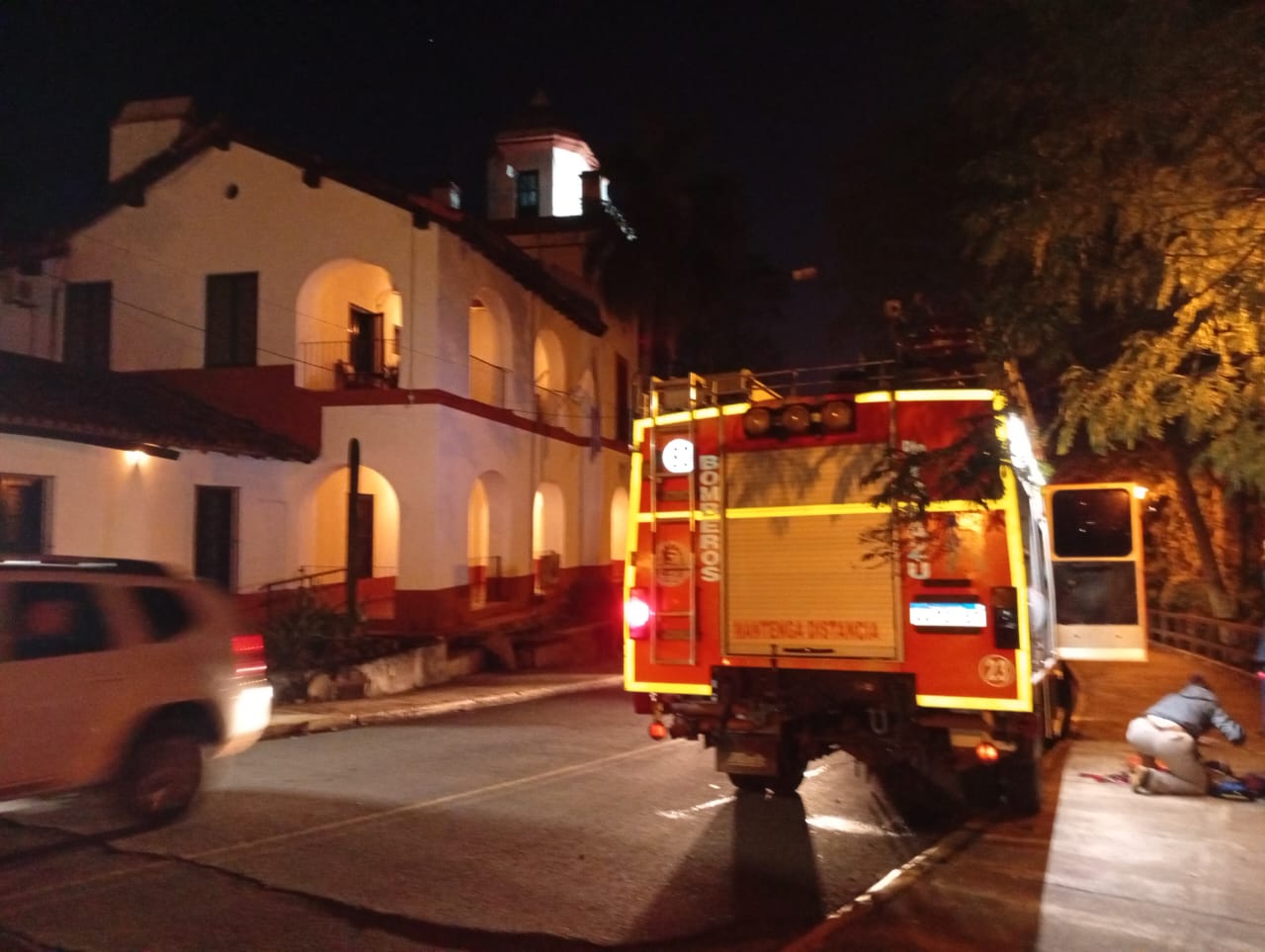 Iguazú: Bomberos rescataron a un hombre en situación de calle que cayó en un barranco
