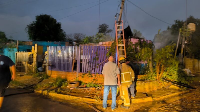 Bomberos extinguieron las llamas de un automóvil, acudieron a 2 principio de incendios y a un incendio de vivienda