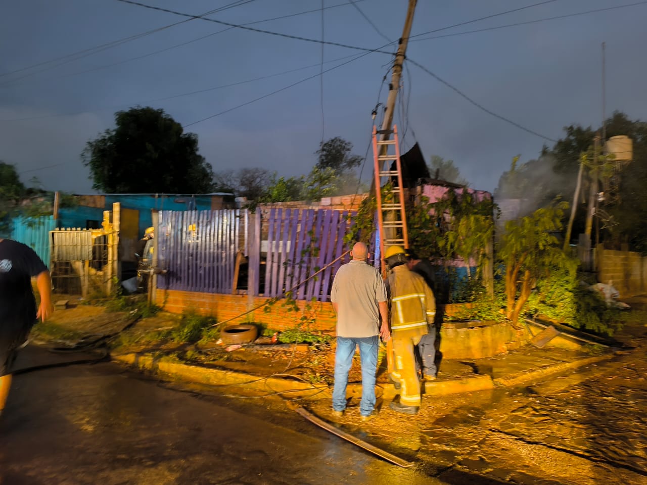 Bomberos extinguieron las llamas de un automóvil, acudieron a 2 principio de incendios y a un incendio de vivienda
