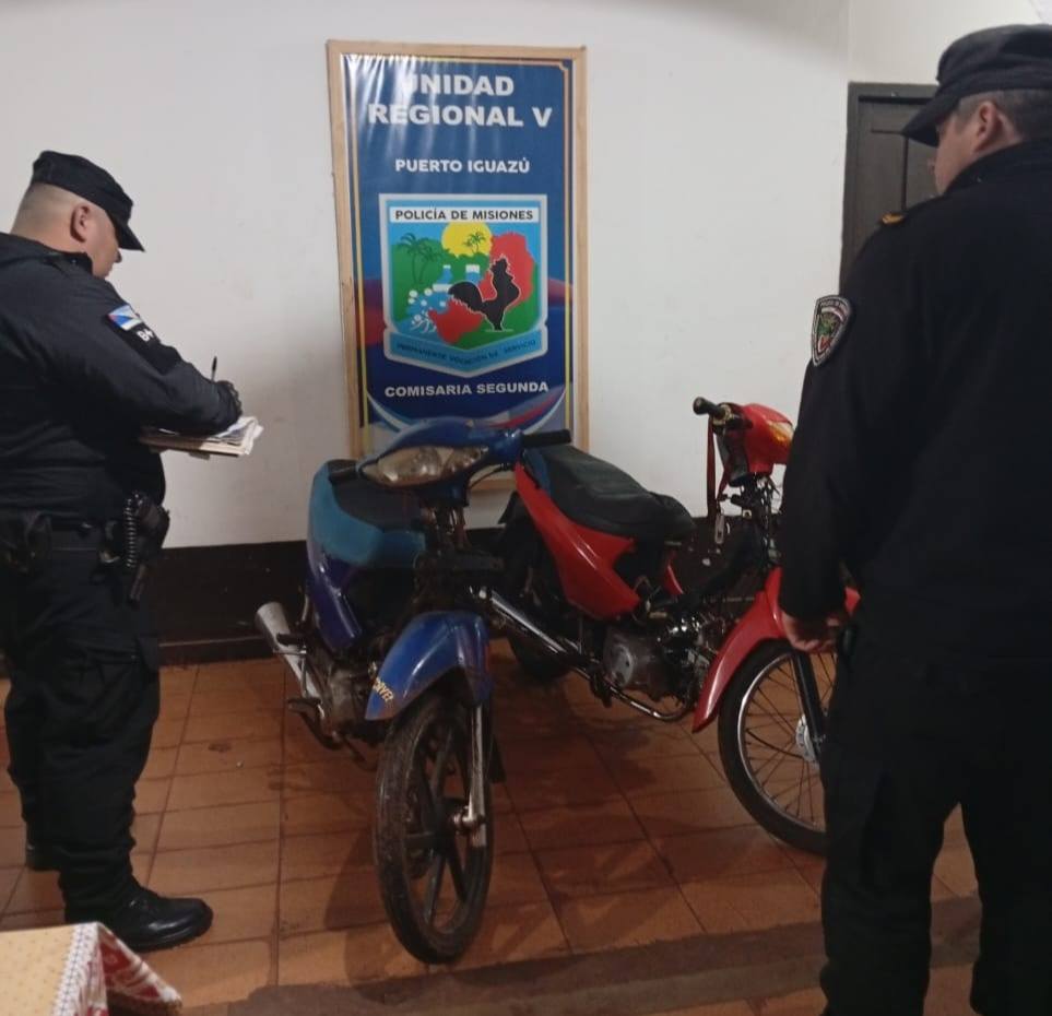 La policía detuvo a dos jóvenes que realizaban maniobras peligrosas, recuperaron una motocicleta