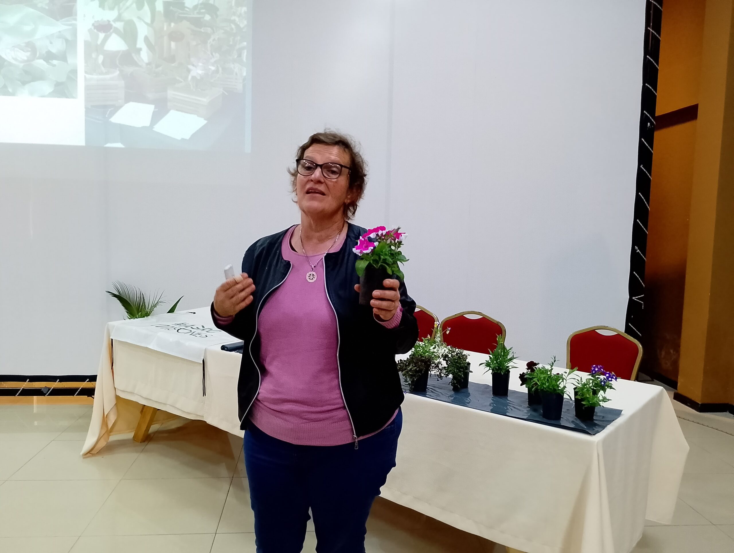 Impulsan la producción de plantas de macetas, flores y follaje a través de una capacitación en floricultura