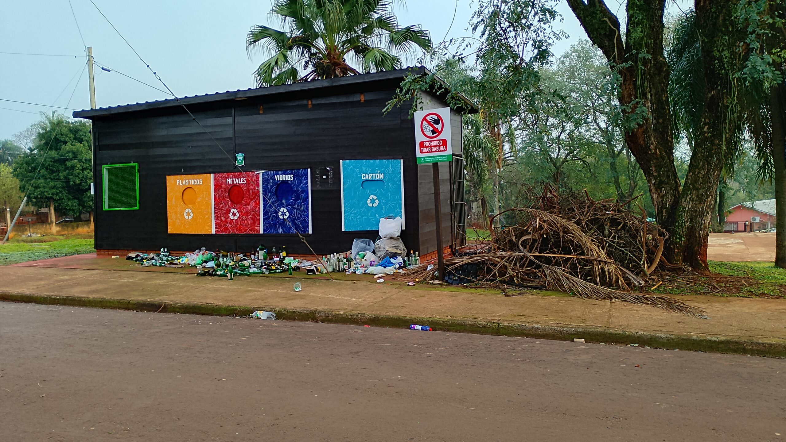 Iguazú: Ecopunto asistido se transforma en un mini basural tras seguidillas de robos