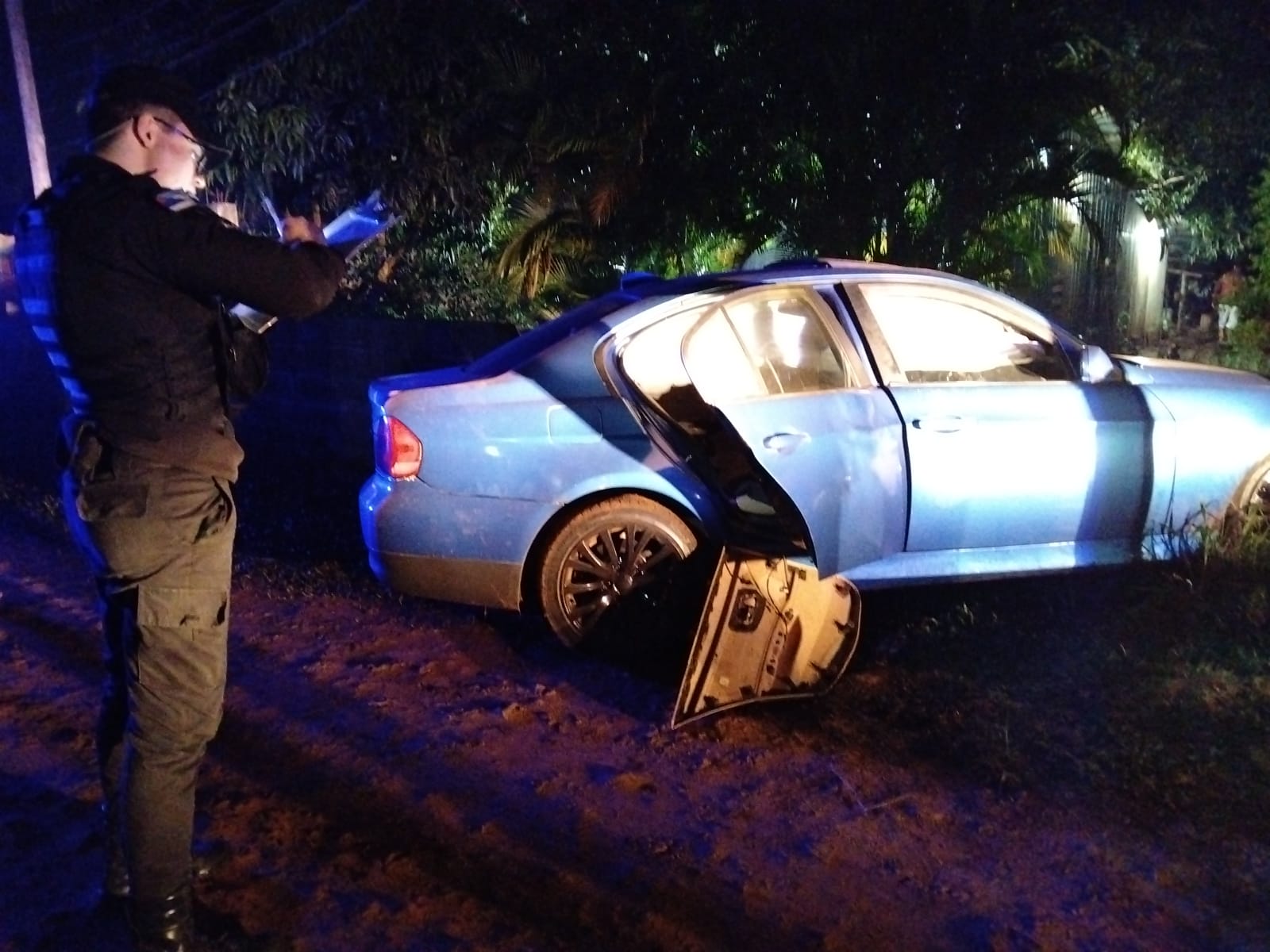 Intentaron ingresar con un vehículo sin papeles, evadieron el control y tras una persecución chocaron contra un muro