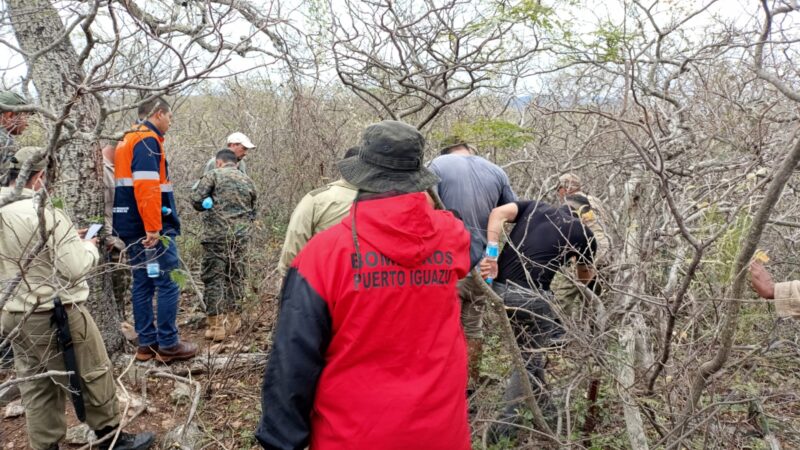 Tras el hallazgo del cuerpo del argentino en el Cerro León los bomberos continúan con los trabajos de rescate