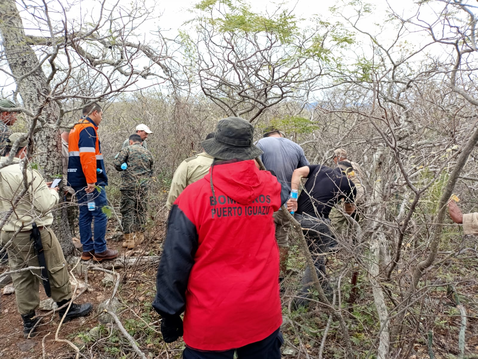 Tras el hallazgo del cuerpo del argentino en el Cerro León los bomberos continúan con los trabajos de rescate