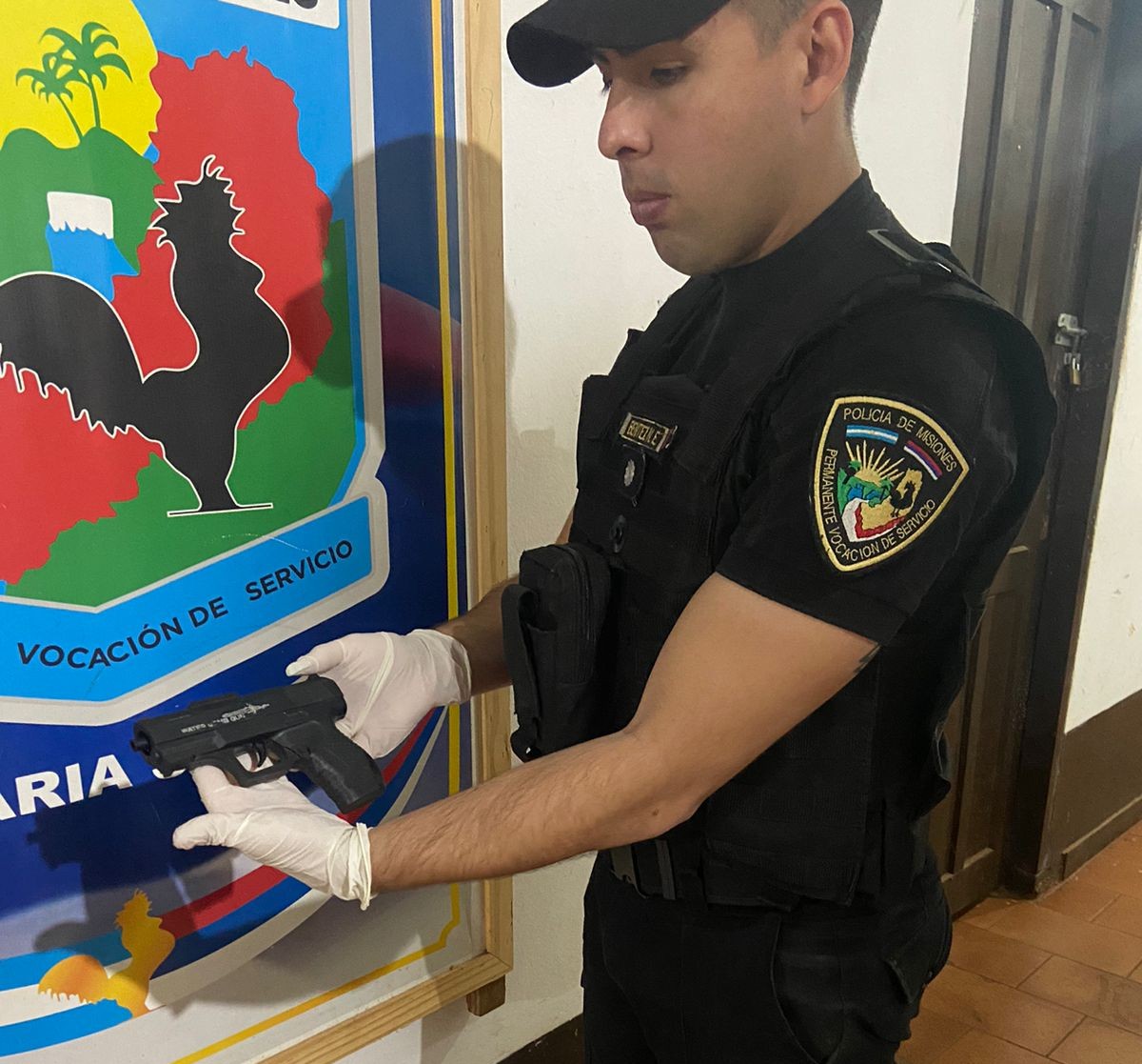 Inspectores retuvieron una motocicleta que tenia un arma y activaron el protocolo