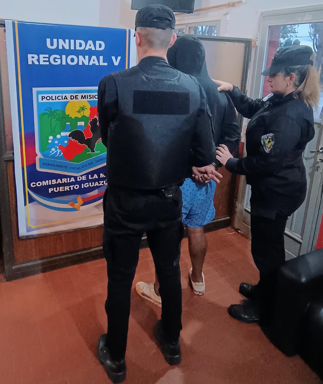 habría abusado, filmado y amenazado de muerte a sus hijastras: fue detenido