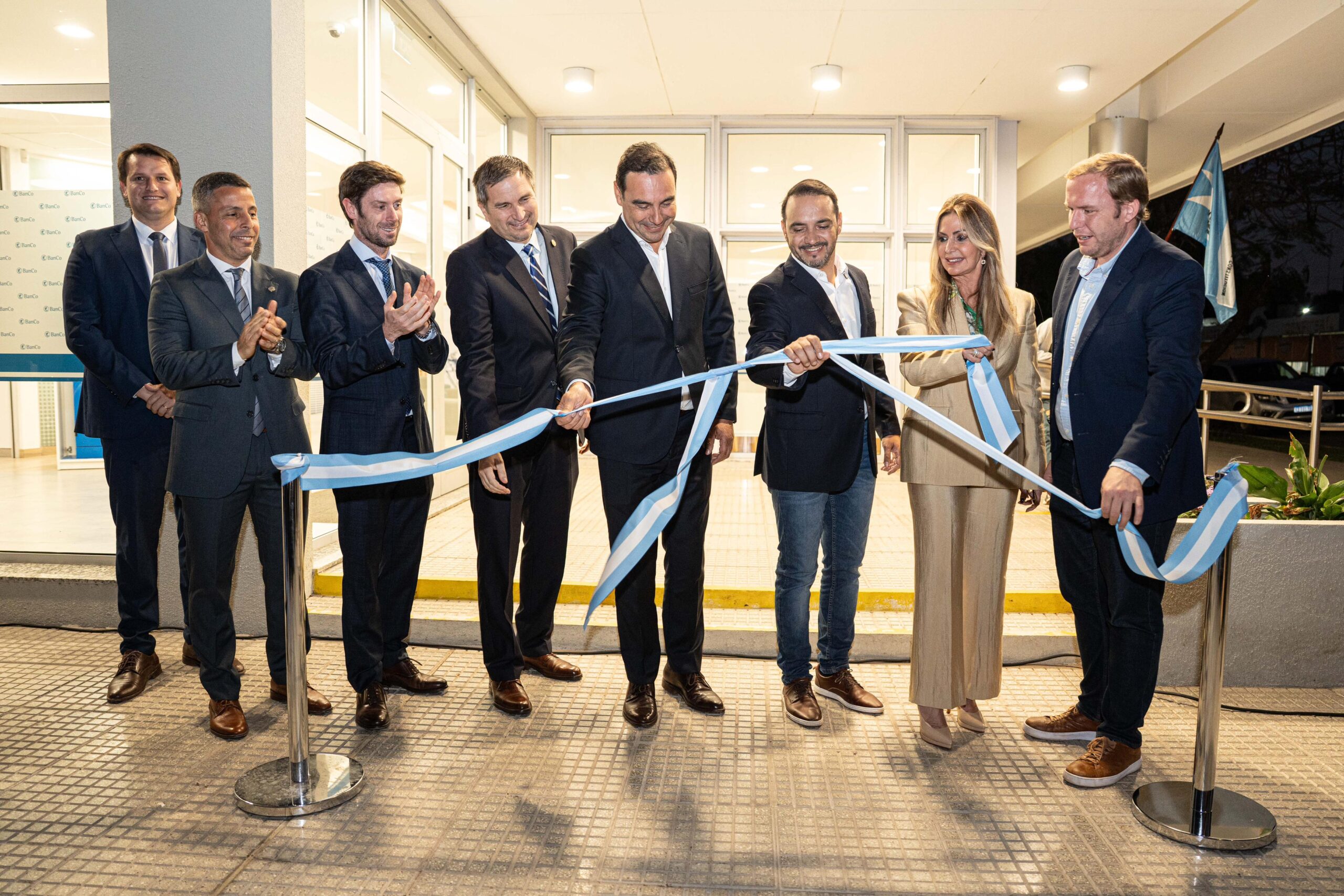 Valdés inauguró la refacción integral de la sucursal del Banco de Corrientes en Ituzaingó
