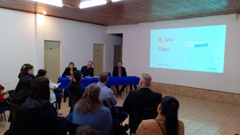 Capacitaron a directores de escuelas y representante de partidos políticos sobre la Boleta Única Papel