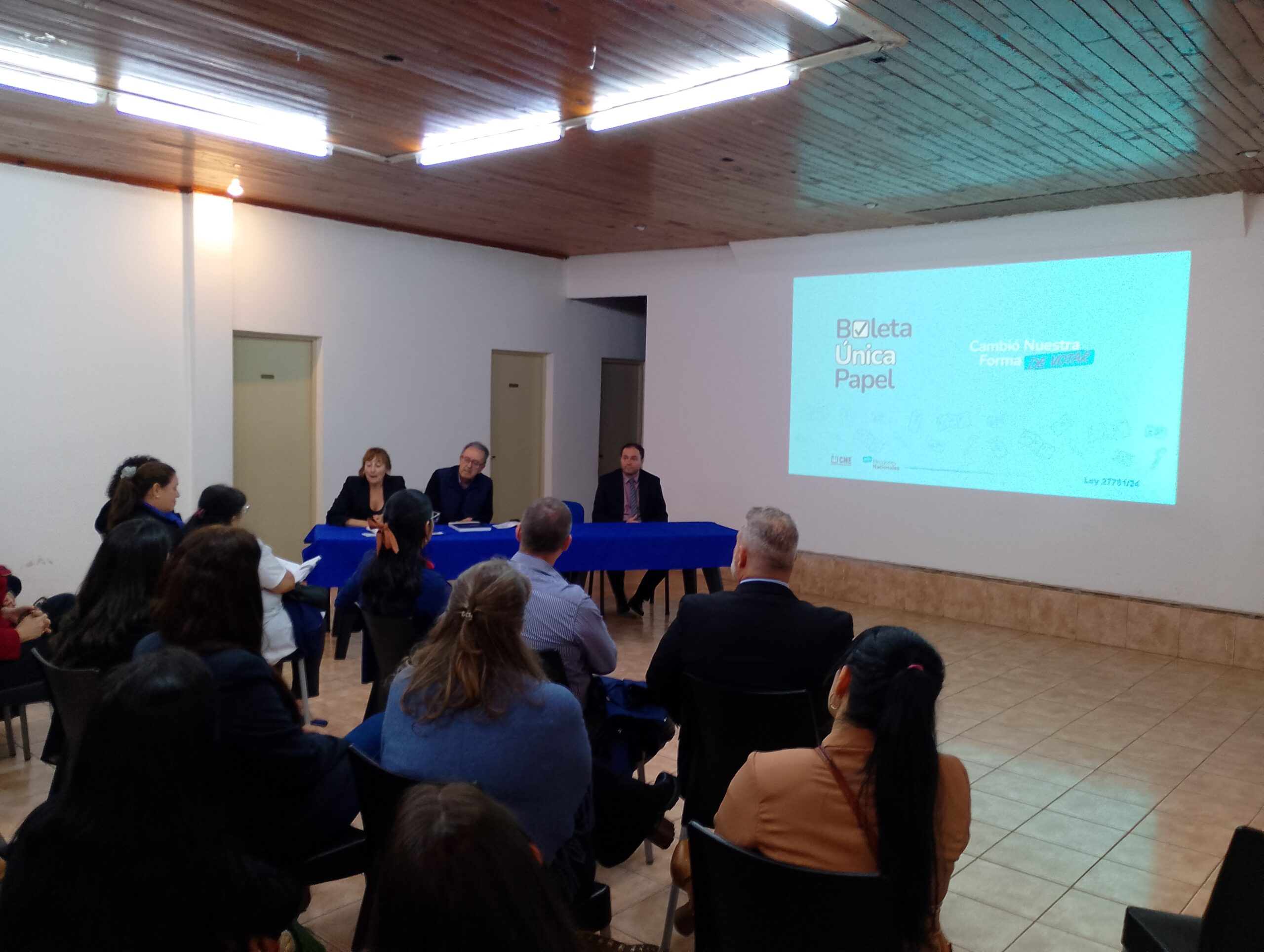 Capacitaron a directores de escuelas y representante de partidos políticos sobre la Boleta Única Papel
