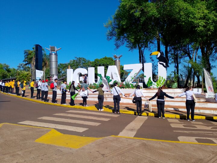 Con un acto y abrazo simbólico celebraron el día Mundial del turismo en Iguazú