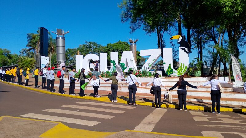 Con un acto y abrazo simbólico celebraron el día Mundial del turismo en Iguazú