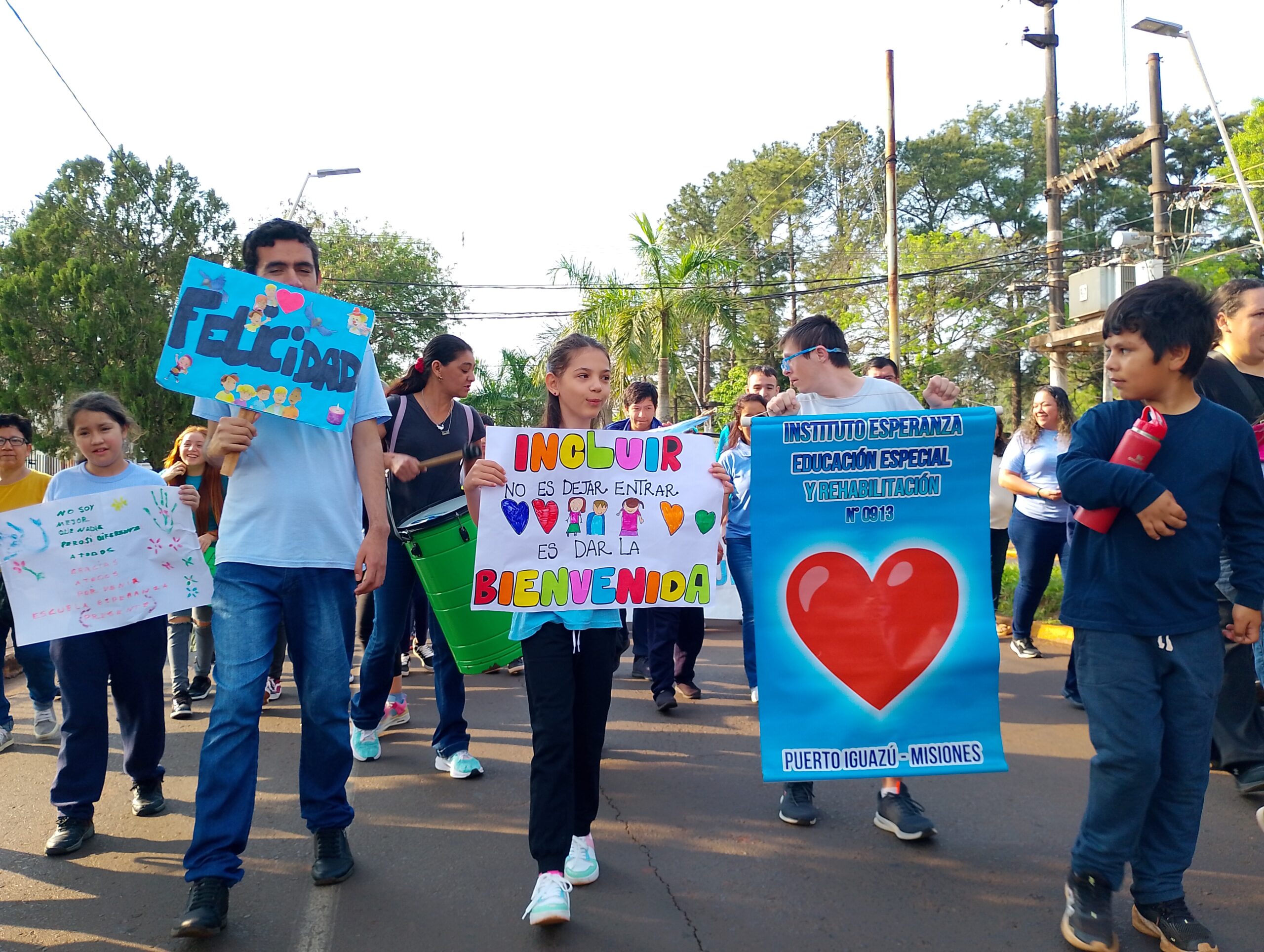 El Instituto Esperanza derrochó buena onda y alegría en las calles de Iguazú