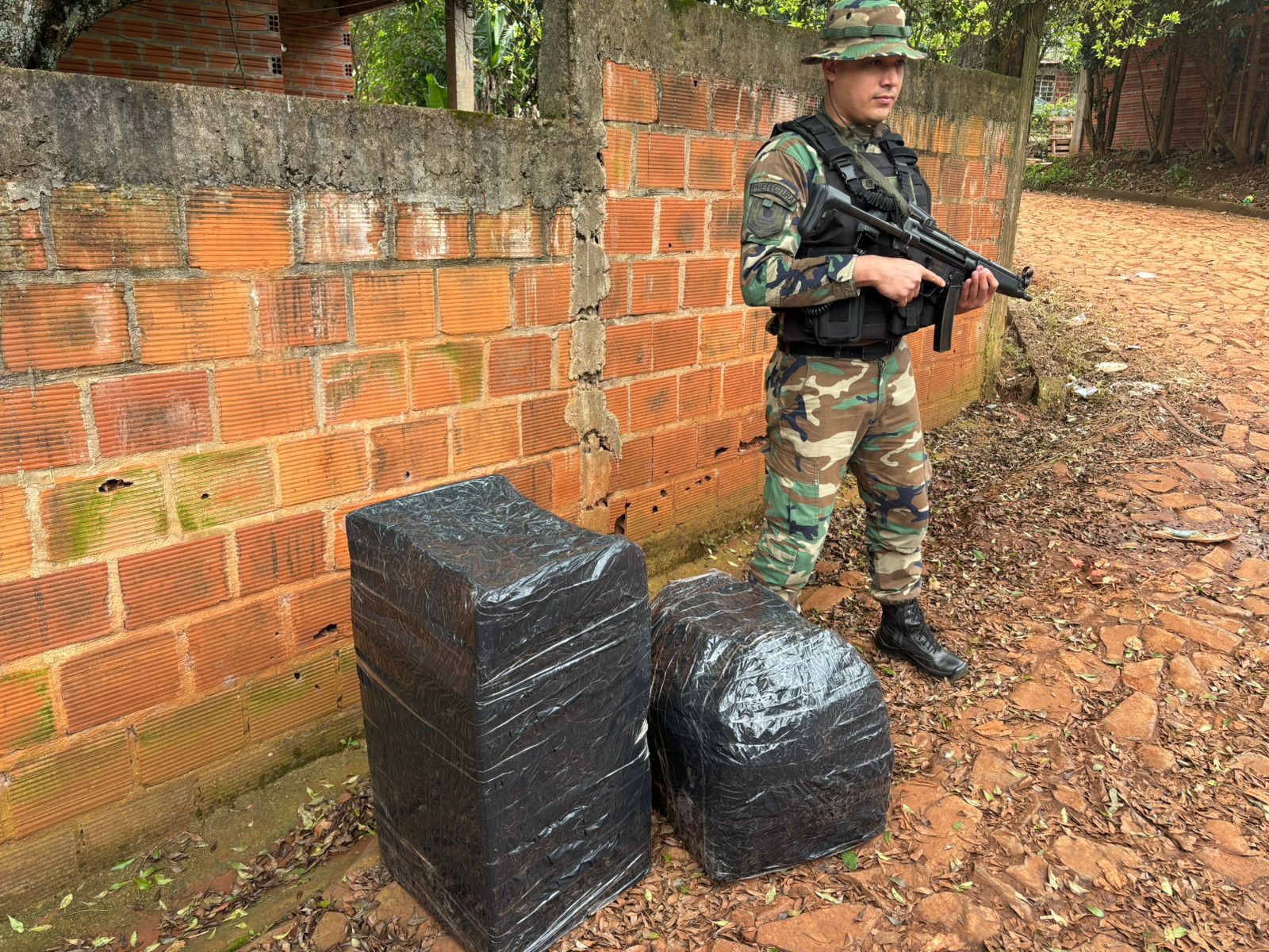 Incautaron más de 28 kilos de droga abandonada en un camino cerca de la costa del rio