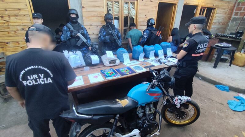Iguazú: Una mujer fue sorprendida junto a sus hijos fraccionando droga para congelar
