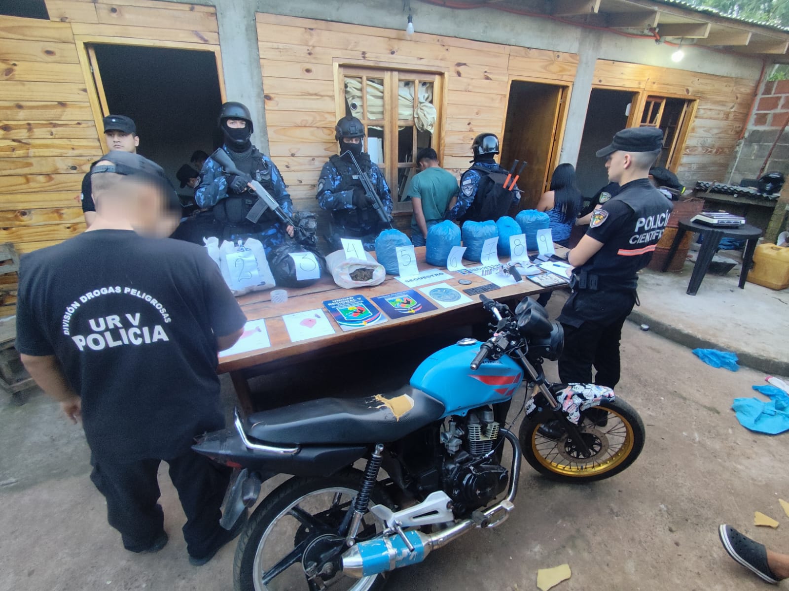 Iguazú: Una mujer fue sorprendida junto a sus hijos fraccionando droga para congelar