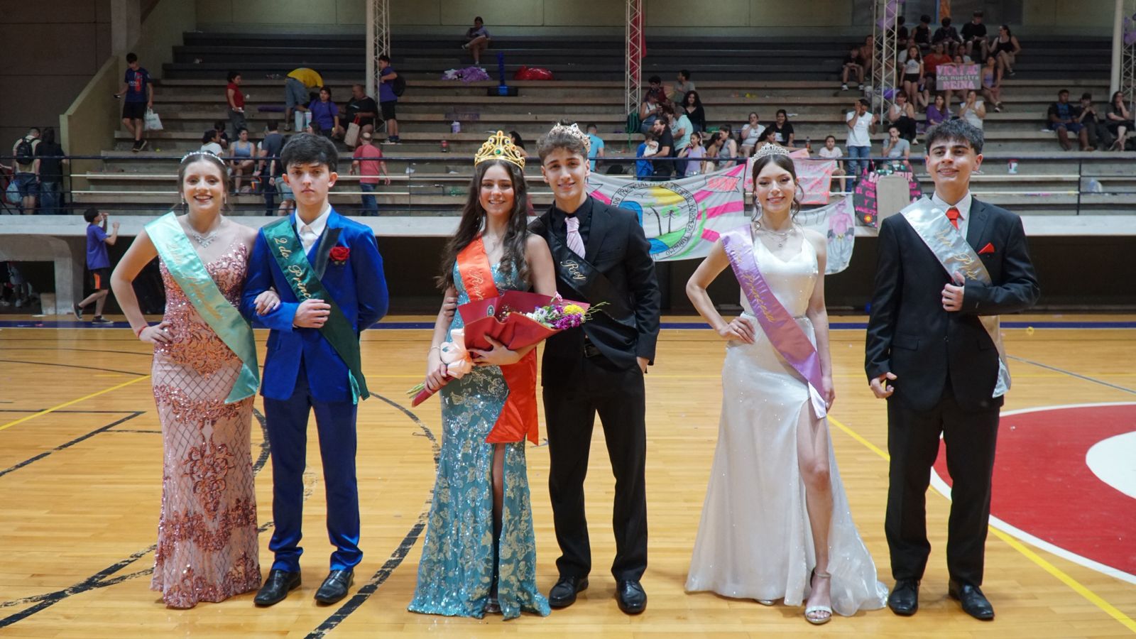 Iguazú: Pese a la suspensión de la estudiantina coronaron al rey y la reina de los estudiantes