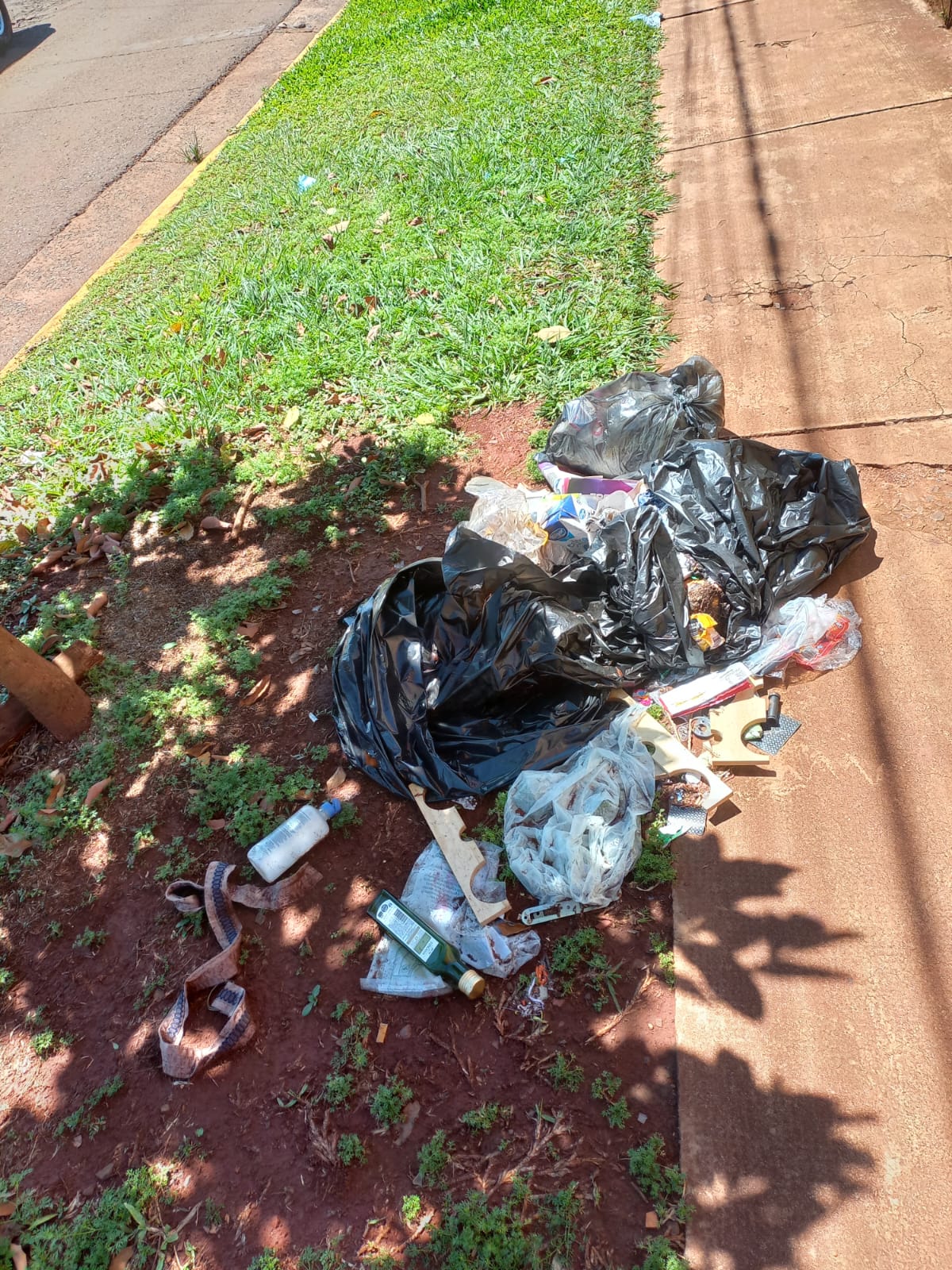 Iguazú: Vecino molesto por la actitud de un hombre que deja residuos frente a su casa